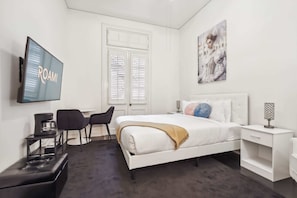 Tabla de planchar con plancha, wifi y ropa de cama