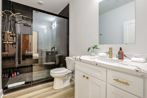 Regadera, secadora de cabello, toallas 