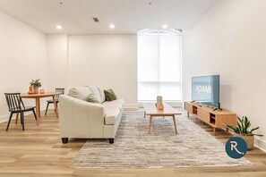 Una televisión, una oficina