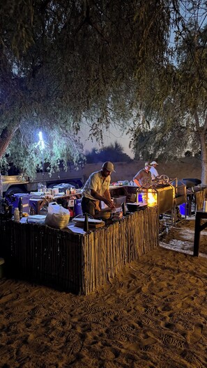 Outdoor dining - Sand Sherpa (Murqquab)