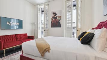 Tabla de planchar con plancha, wifi y ropa de cama