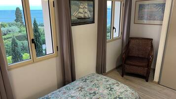 4 chambres, coffres-forts dans les chambres, bureau