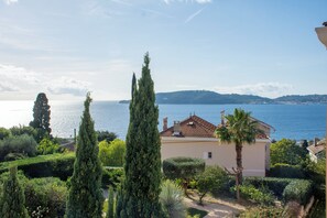 Property grounds - Very nice Villa, charm, sleeps 12, sea view, 2 steps from the beaches of Mourillon (Toulon)