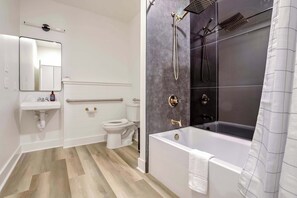 Douche, sèche-cheveux, serviettes fournies