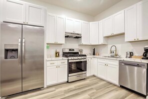 Frigorífico, microondas, horno y placa de cocina