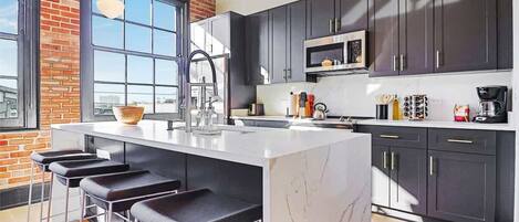 Refrigerador, lavavajillas, cafetera/tetera, tostadora