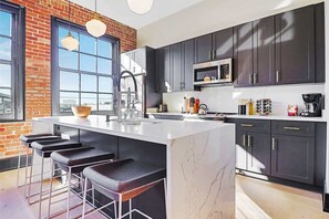 Réfrigérateur, lave-vaisselle, cafetiÚre-théiÚre, grille-pain