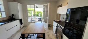 Kühlschrank, Mikrowelle, Herdplatte, Geschirrspüler