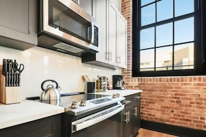 Refrigerador, lavavajillas, cafetera y tetera y tostadora