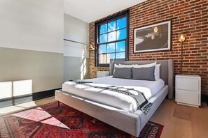 7 bedrooms, WiFi, bed sheets