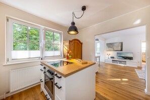 Refrigerador, horno, placa de cocina, lavavajillas