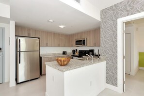Kühlschrank, Mikrowelle, Herdplatte, Geschirrspüler
