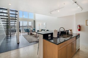 Réfrigérateur, micro-ondes, plaque de cuisson, lave-vaisselle