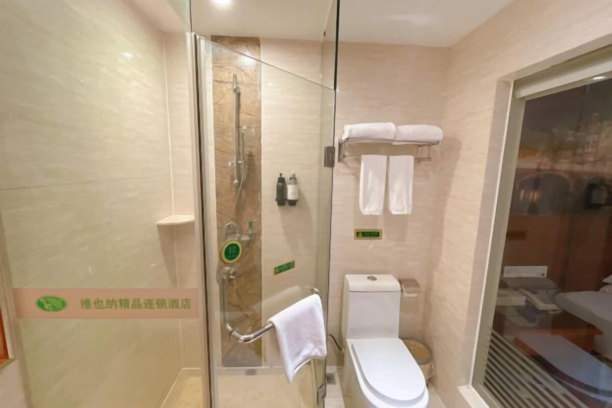 Baño | Ducha, secador de pelo, zapatillas y toallas