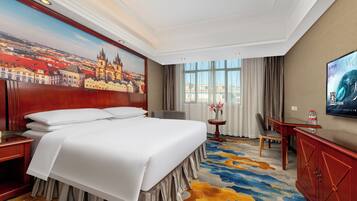 Superior eenpersoonskamer | Een bureau, een laptopwerkplek, verduisterende gordijnen