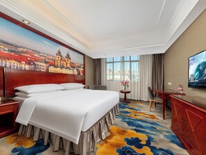 Chambre Simple Supérieure | Bureau, espace de travail pour ordinateur portable, rideaux occultants