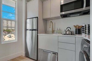 Fridge, microwave, stovetop, dishwasher