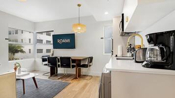 Een koelkast, een magnetron, een kookplaat, een vaatwasser