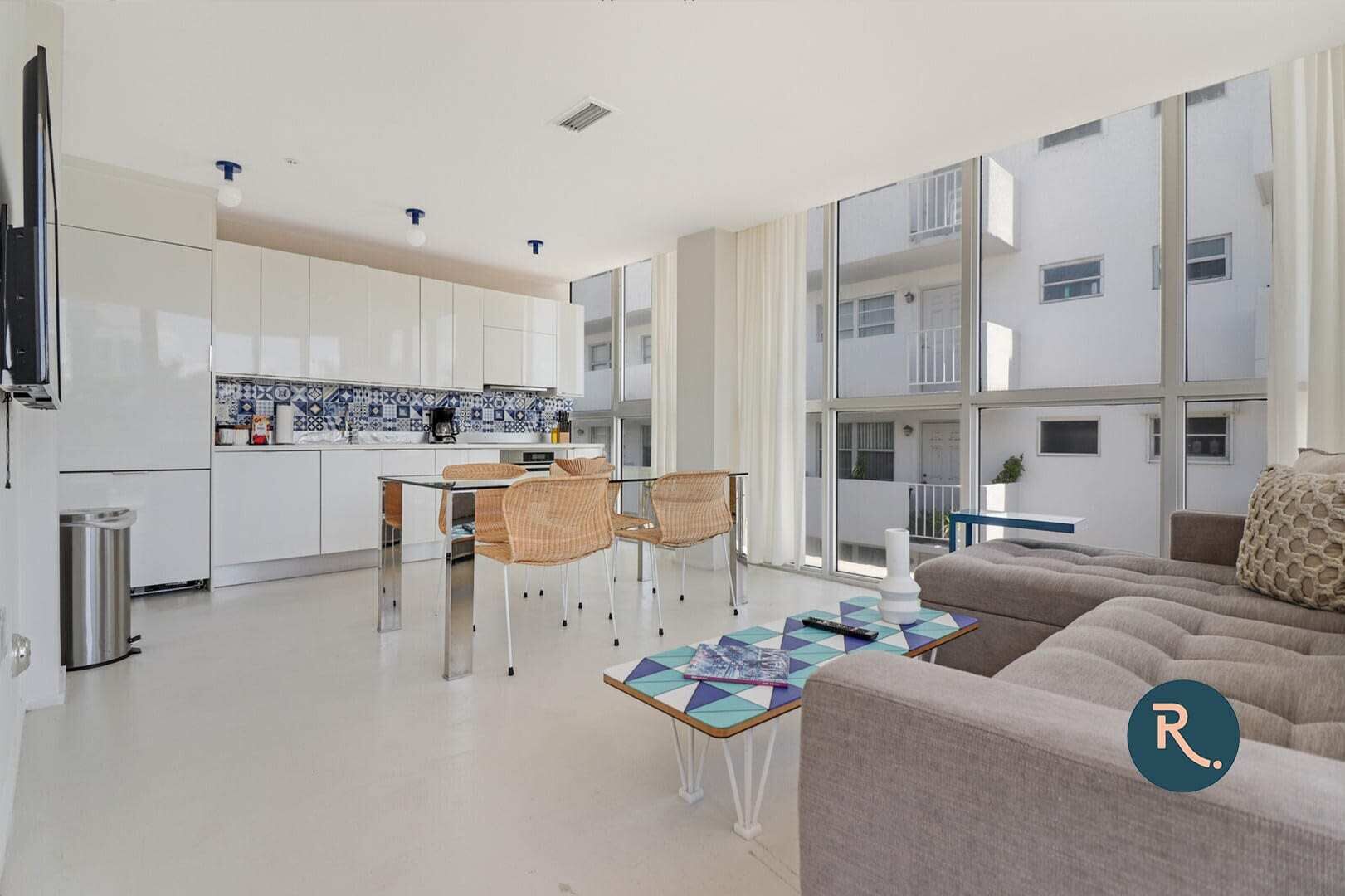 Televisión y oficina 