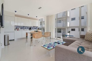 TV, offices - Roami at 250 Collins | 3 Bed Combo | Pool (Miami Beach)