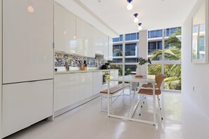 Kühlschrank, Herdplatte, Wasserkocher mit Kaffee-/Teezubehör, Toaster