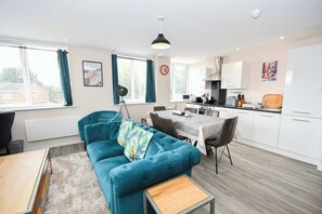 TV, offices - Lovely 2 Bedroom Apartment in Salford Manchester (Salford)