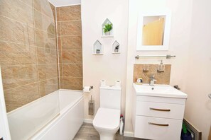 Shower, hair dryer, towels - Lovely 2 Bedroom Apartment in Salford Manchester (Salford)