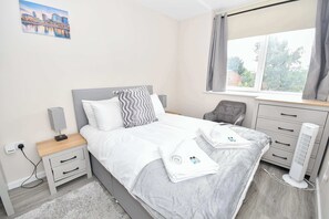 2 quartos, ferros/tábuas de passar roupa, Wi-Fi, roupa de cama