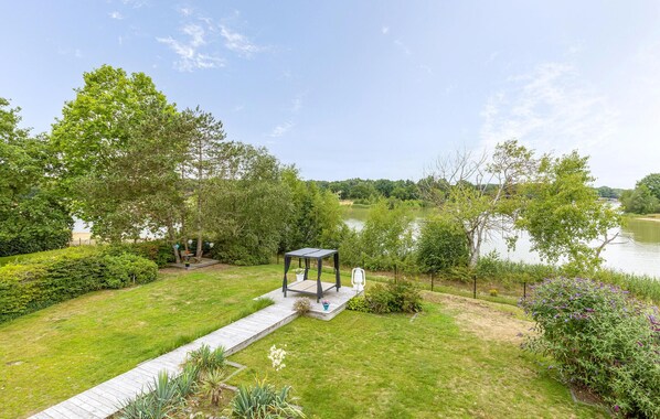 المنطقة المحيطة بالمنشأة