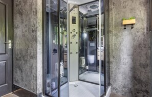 Shower, hair dryer - Nice home in Erm with WiFi (Erm)
