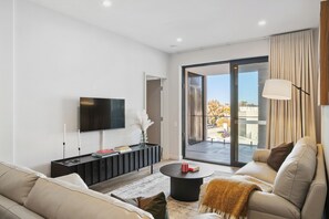 TV, books - Luxury Accessible Apartment | Burswood | King Beds | Opp. Casino (Burswood)