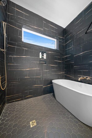 Shower, hair dryer, towels - 2 Miles from Broadway Rooftop Lounge! (Nashville)