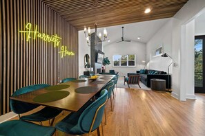 Dining - 2 Miles from Broadway Rooftop Lounge! (Nashville)