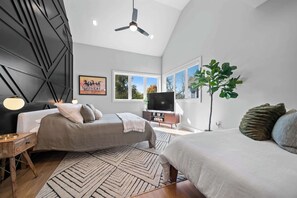 4 bedrooms, desk, iron/ironing board, WiFi - 2 Miles from Broadway Rooftop Lounge! (Nashville)