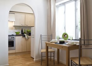 Kühlschrank, Mikrowelle, Ofen, Wasserkocher