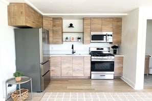 Kühlschrank, Mikrowelle, Herdplatte, Wasserkocher mit Kaffee-/Teezubehör