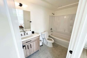 Douche, sèche-cheveux, serviettes fournies