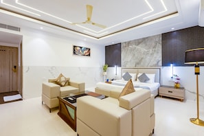Soundproofing, free WiFi - Hotel Transit Near Delhi Airport (New Delhi)