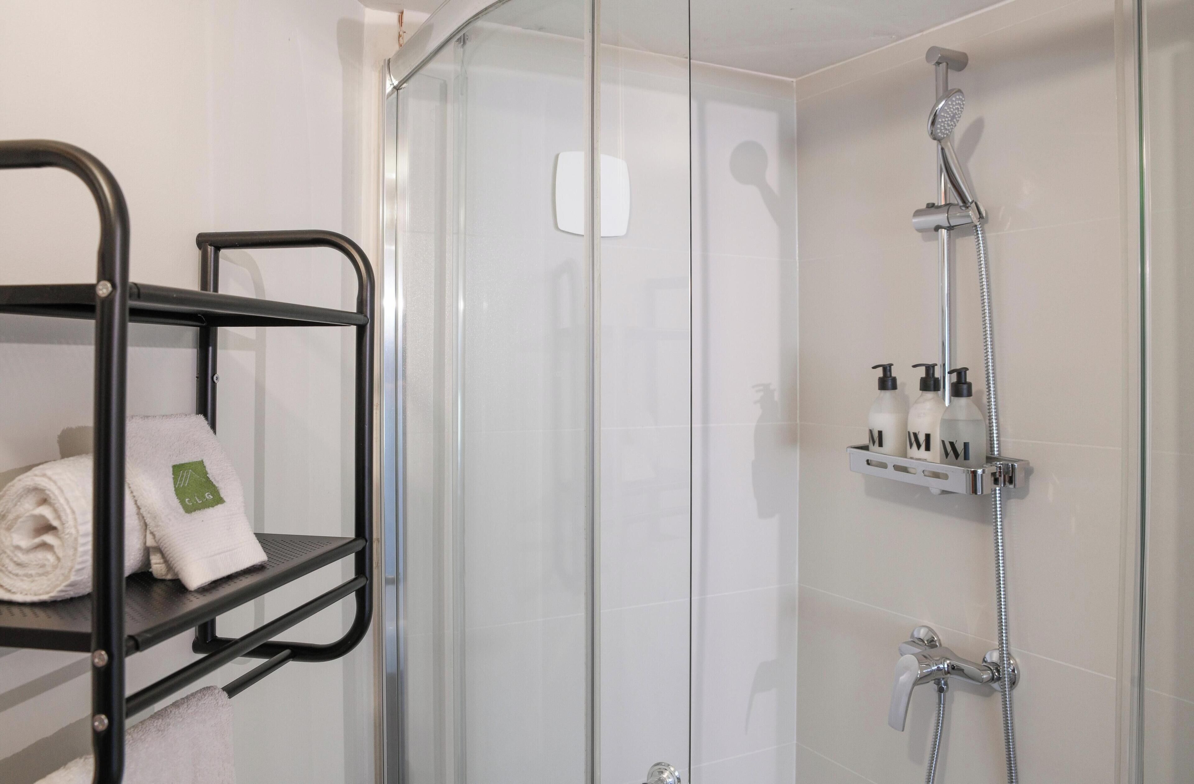 Douche, sèche-cheveux, serviettes fournies