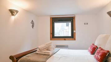 1 habitación, tabla de planchar con plancha, wifi y ropa de cama