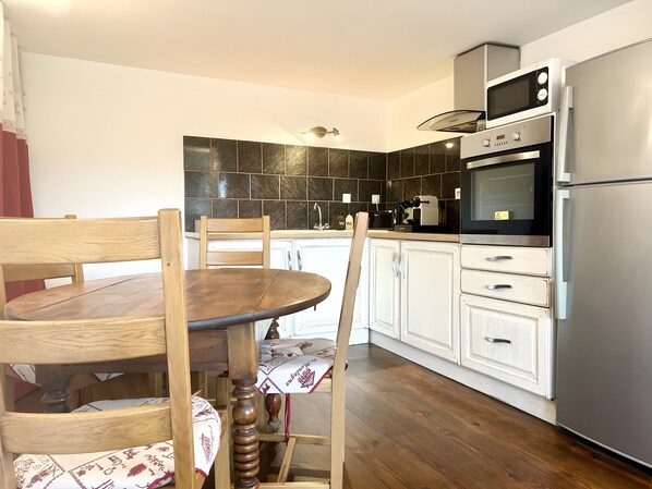 Een koelkast, een magnetron, een oven, een kookplaat