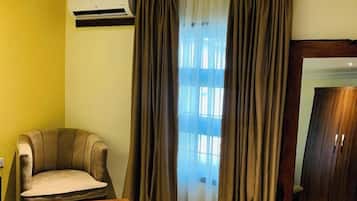 Deluxe-Apartment, Balkon, Stadtblick | Schreibtisch, laptopgeeigneter Arbeitsplatz, Verdunkelungsvorhänge