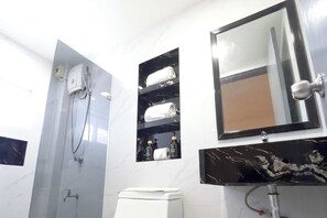 Habitación Deluxe | Baño | Ducha y cabezal de ducha tipo lluvia