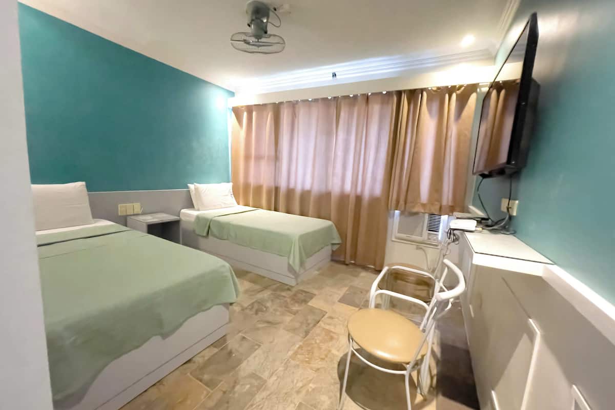 Twin Room | Desk, free WiFi