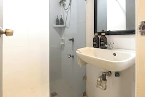Family Room | Bathroom | Shower, rainfall showerhead, free toiletries, soap
