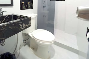Standard Twin Room | Bathroom | Shower, rainfall showerhead, free toiletries, soap