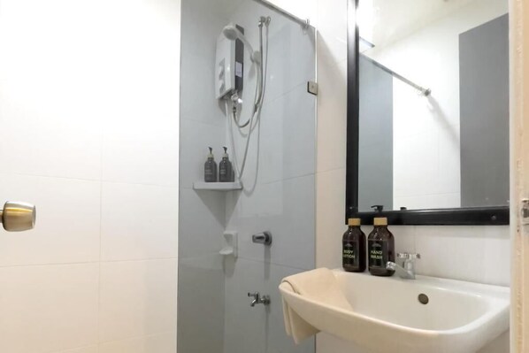 Standard Family Room | Bathroom | Shower, rainfall showerhead, free toiletries, soap