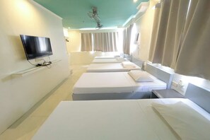 Family Room | Desk, free WiFi