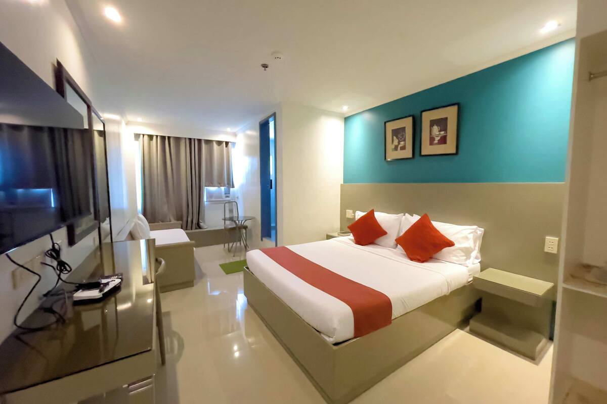Deluxe Room | Desk, free WiFi