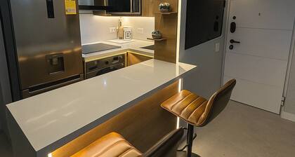 Stylish 1BR Getaway, Jacuzzi, Fireplace, Gym and AC